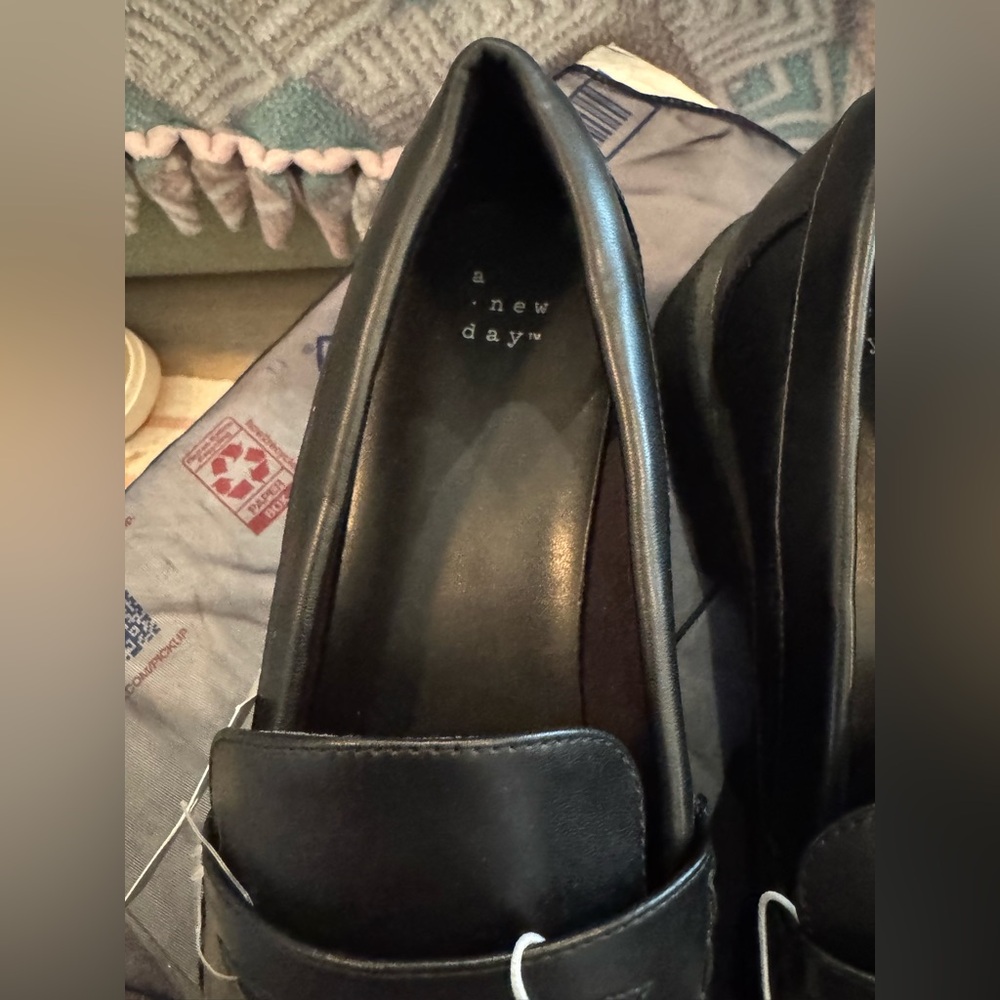 A new day memory foam nwt size 10 Classic Black Leather Loafers - Picture 2 of 5